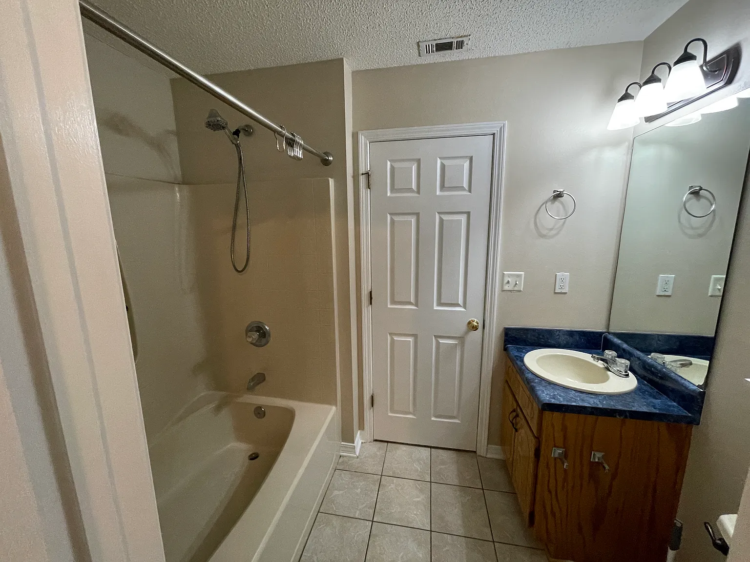 4 bed, 1462 sqft, $1,300 — Photo 3