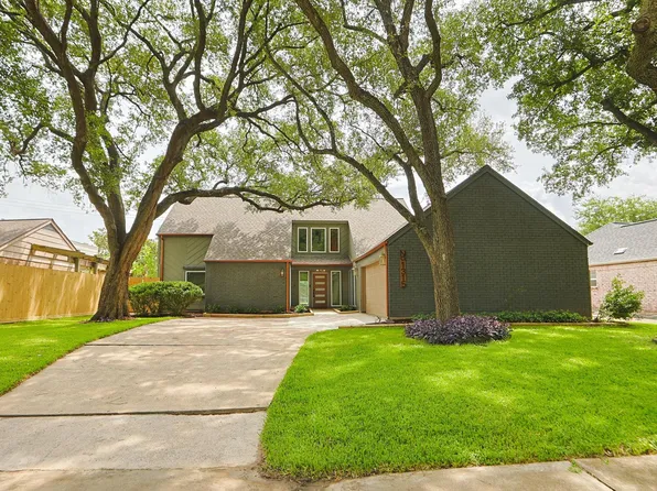 1315 Warwickshire Dr, Houston, TX 77077