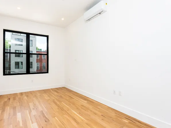 422 1/2 Gates Avenue image 3 of 22