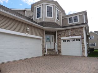 40 Tides Ln, Staten Island, NY