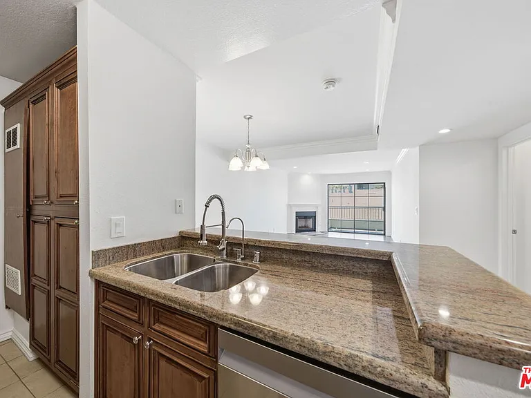 909 N Croft Ave #305 — Photo 3
