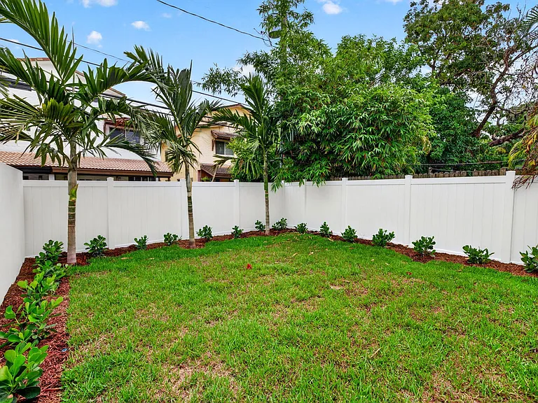 507 SW 11th St — Photo 52