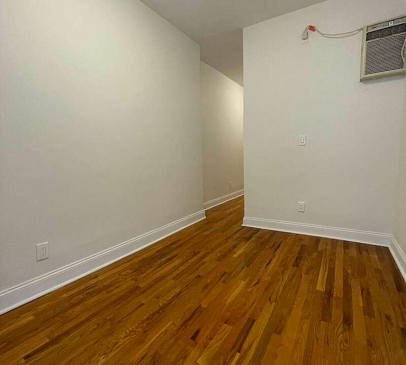 2nd image of 224 E 74th St #B1