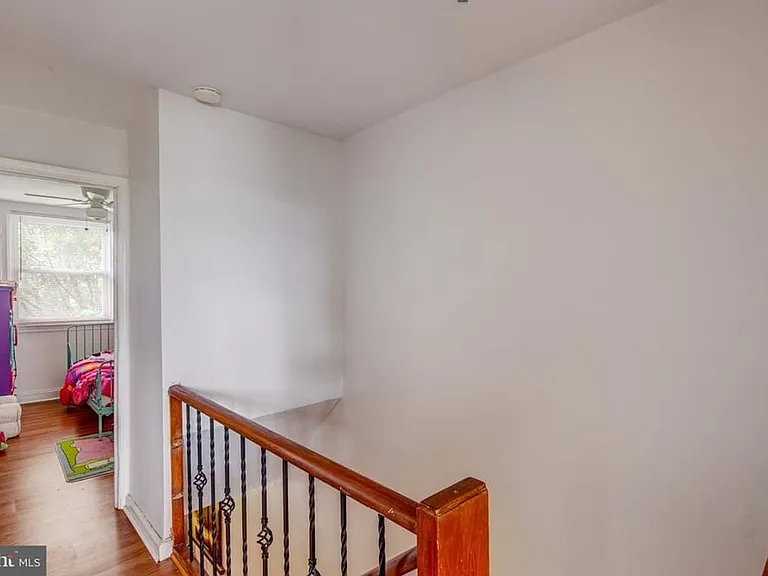 1100A E Sharpnack St — Photo 8