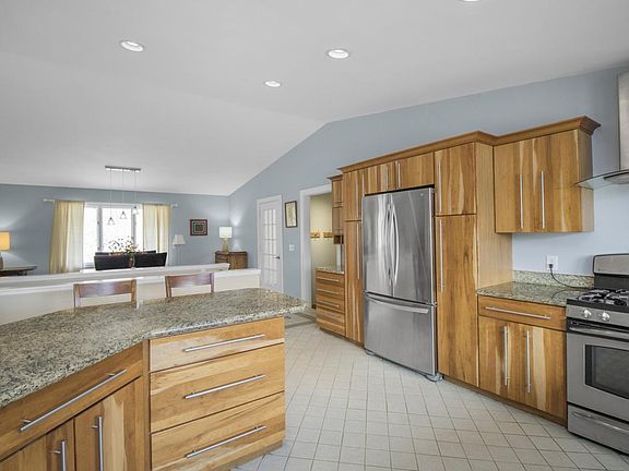 3rd image of 1350 Parkview Dr