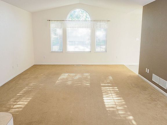 Living Room 14.7 x 25