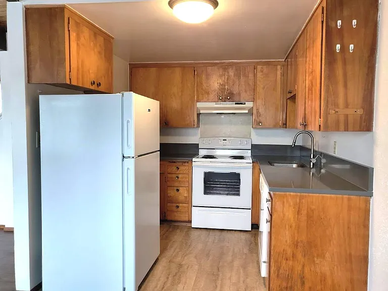 1695 NW Division St #6 — Photo 2