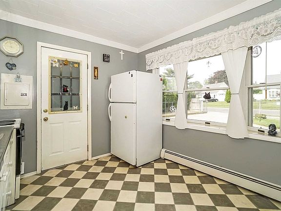 2nd image of 81 Barnyard Ln