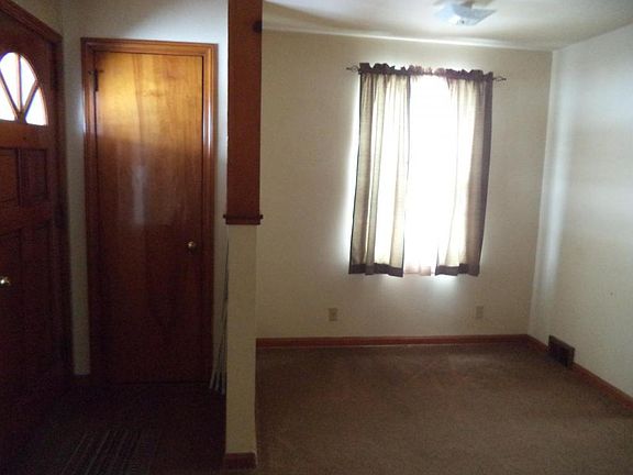 3rd image of 850 E Dewey Ave