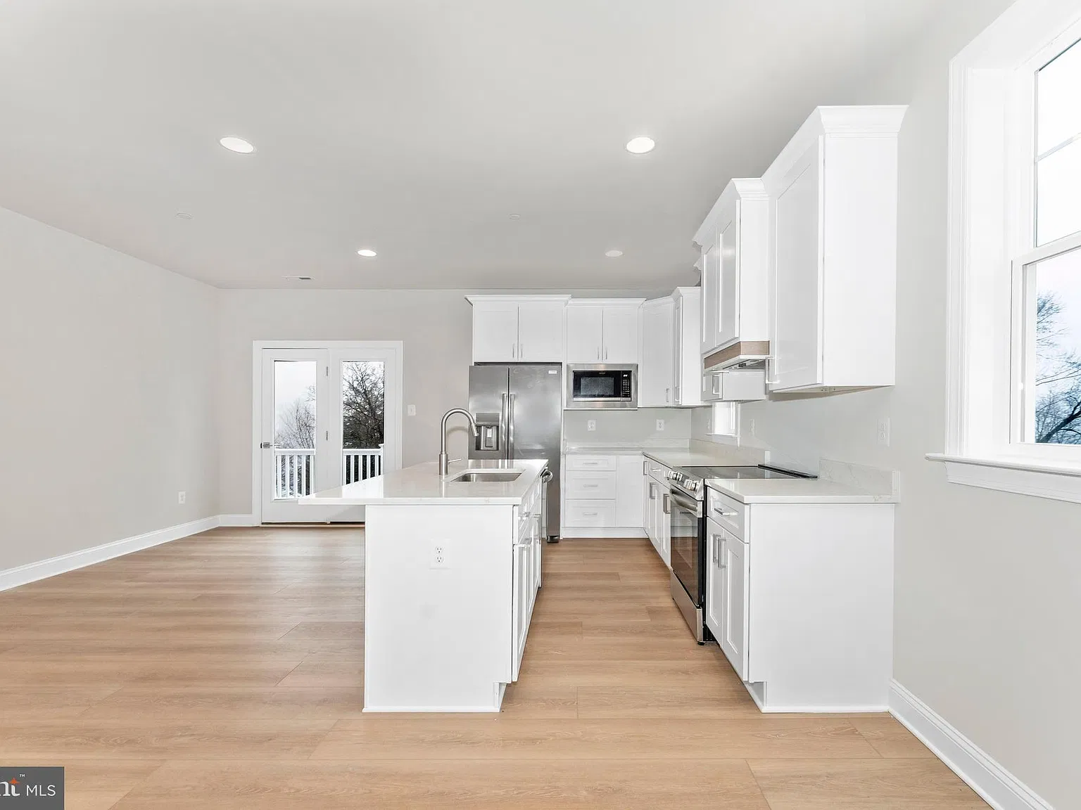 2 bed, 2.0 bath, 2880 sqft, $2,400 — Photo 3