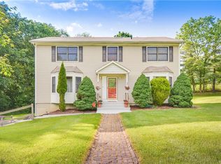 4 Gail Ct, Chestnut Ridge, NY 10977