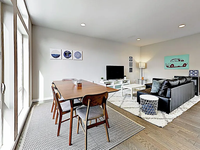 2806 S Charles St #D — Photo 8