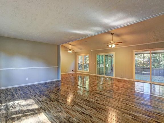 3rd image of 2700 Creekview Dr