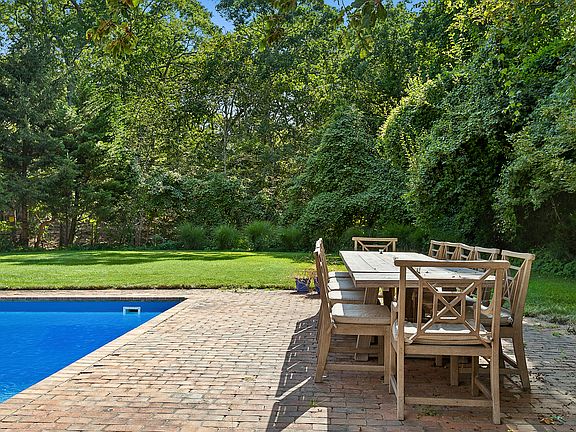 3rd image of 15 Deep Wood Ln