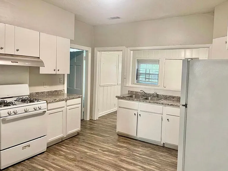 2062 Jackson Ave — Photo 4