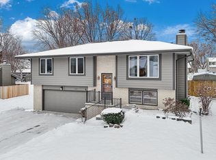 8212 Parkview Dr, Urbandale, IA 50322