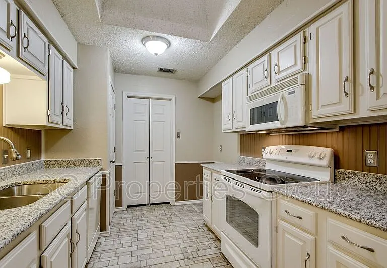 3712 Roussillon Dr — Photo 13