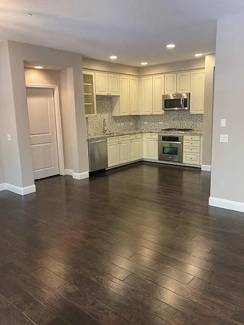 2 bed, 1372 sqft, $4,650 — Photo 2