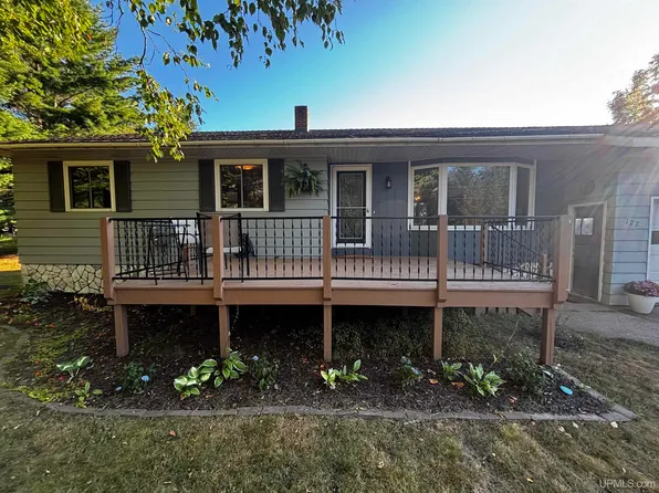 127 Carriage Ln, Marquette, MI 49855