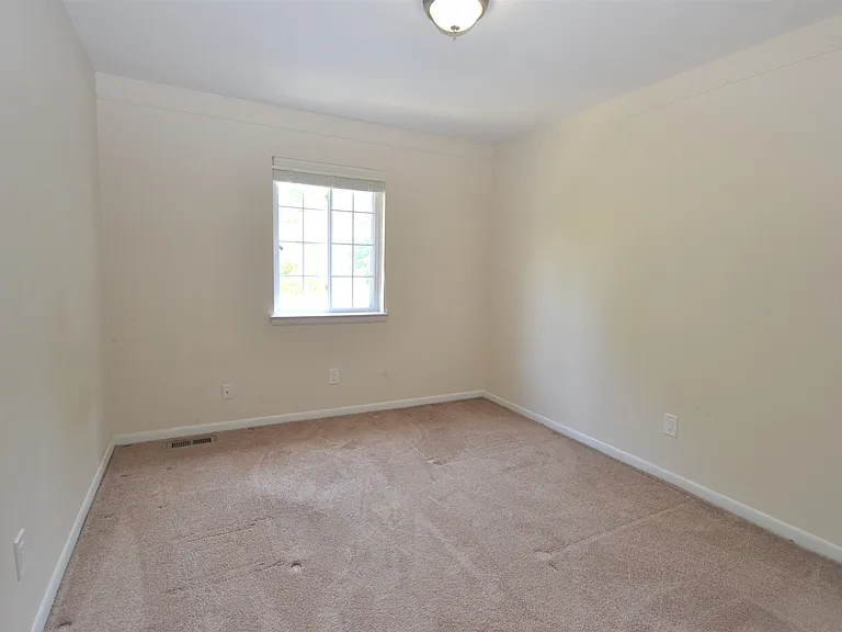 559 Fox Hills Dr N — Photo 6