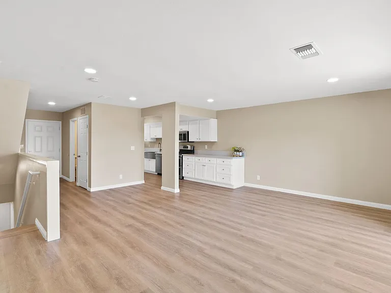 1115 Rosecrans Ave — Photo 4