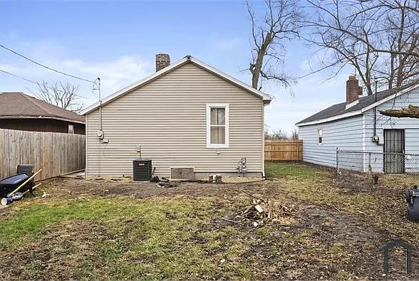3 bed, 915 sqft, $1,500 — Photo 3