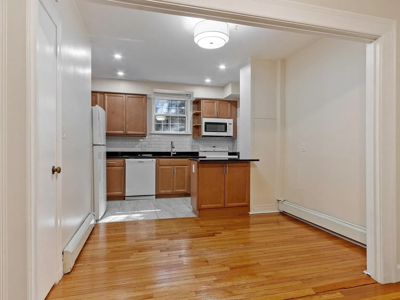 2 bed, 2.0 bath, 1104 sqft, $3,500 — Photo 4