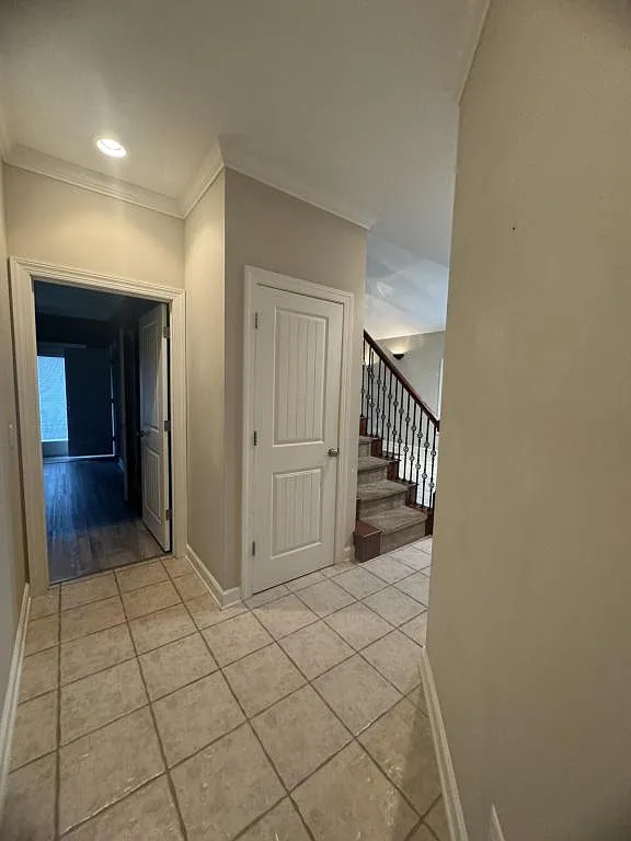 216 Charleston Dr — Photo 2