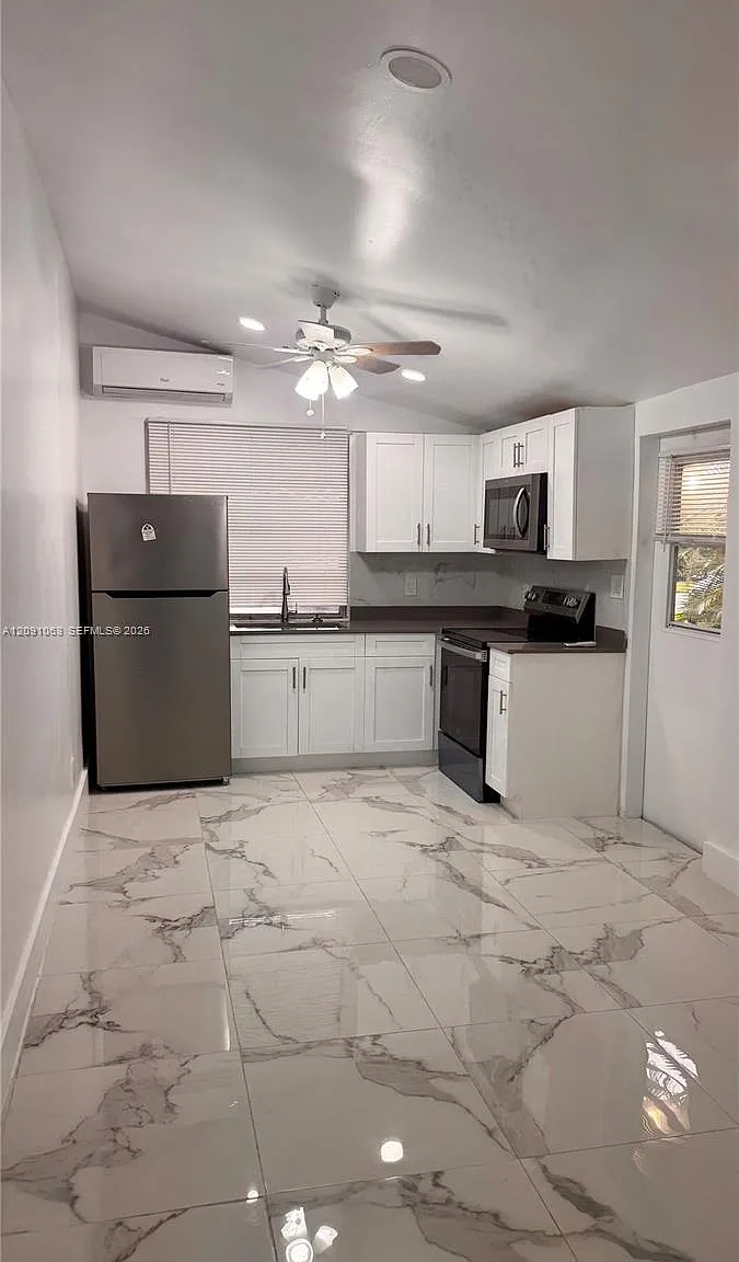 1905 Harding St — Photo 2
