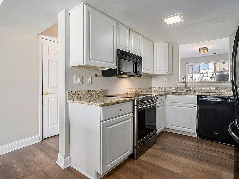 2280 Suzann Dr — Photo 14