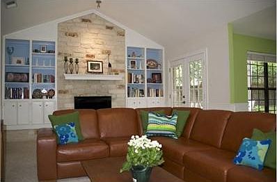 Family room w/vaulted ceilings