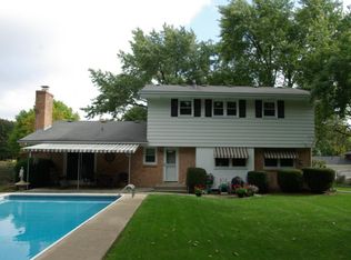 1330 Williamsburg Rd, Rockford, IL 61107