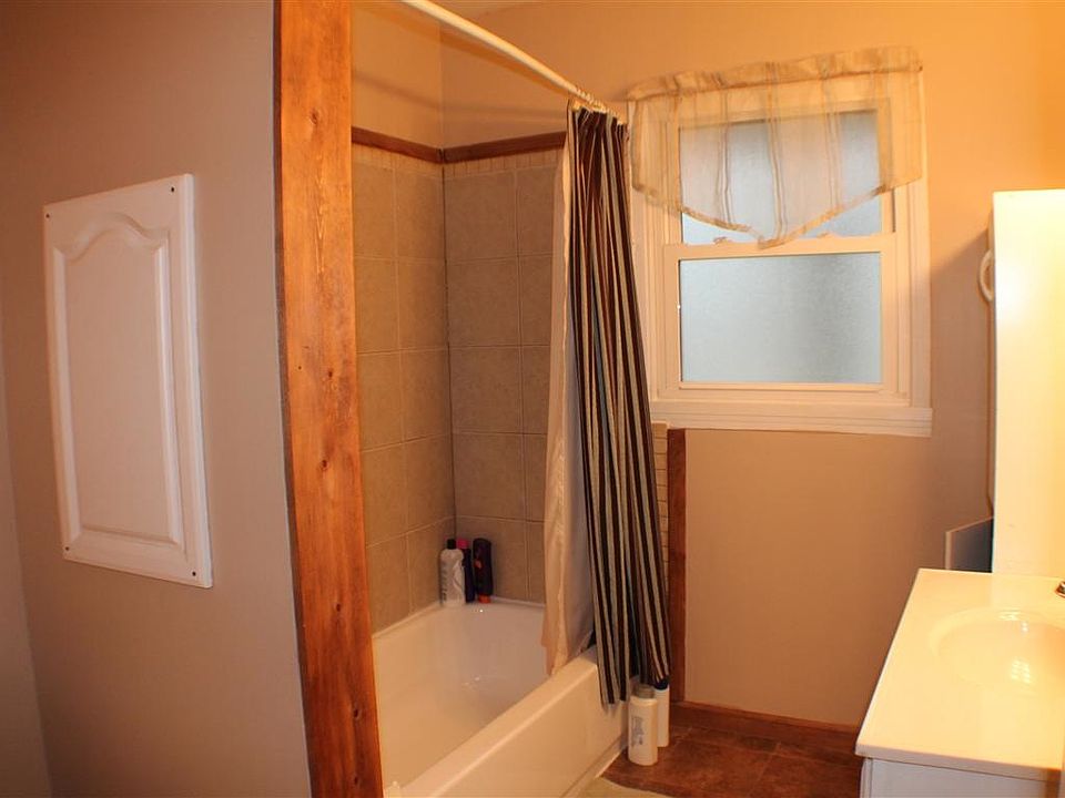2nd image of 1205 Baldwin St