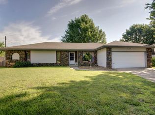 3800 S Queens Ct, Springfield, MO 65807