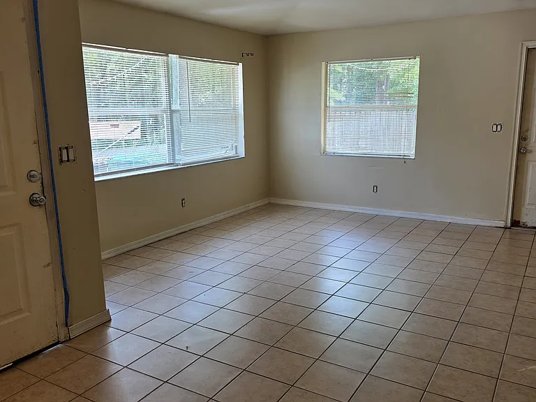 6139 W Lincoln St — Photo 2