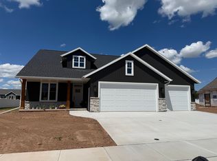 W5826 Roundstone Pl, Menasha, WI 54952