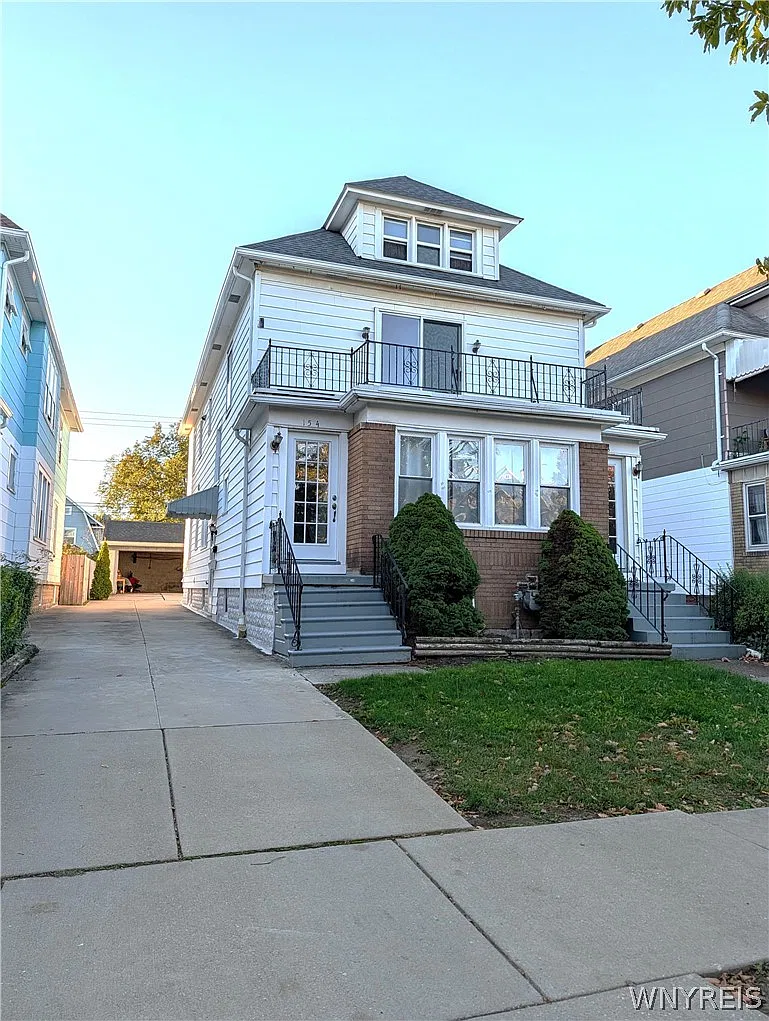 3 bed, 1.0 bath, 1154 sqft, $1,550 — Photo 2
