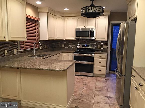 3rd image of 1002 S Delano Ave