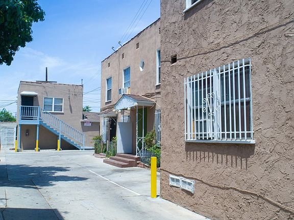 3rd image of 10961 S Figueroa St