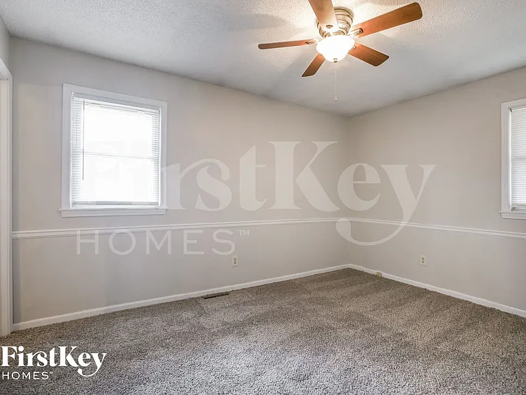 606 NE Park Cir — Photo 8
