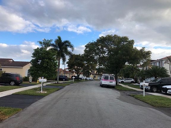 5th image of 915 SW 180th Ter