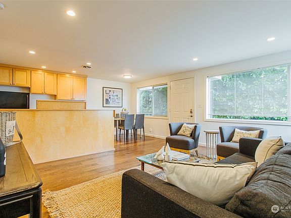 4th image of 3015 Queen Anne Avenue N #1-6
