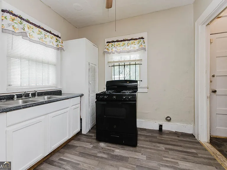 672 Bowden St — Photo 10
