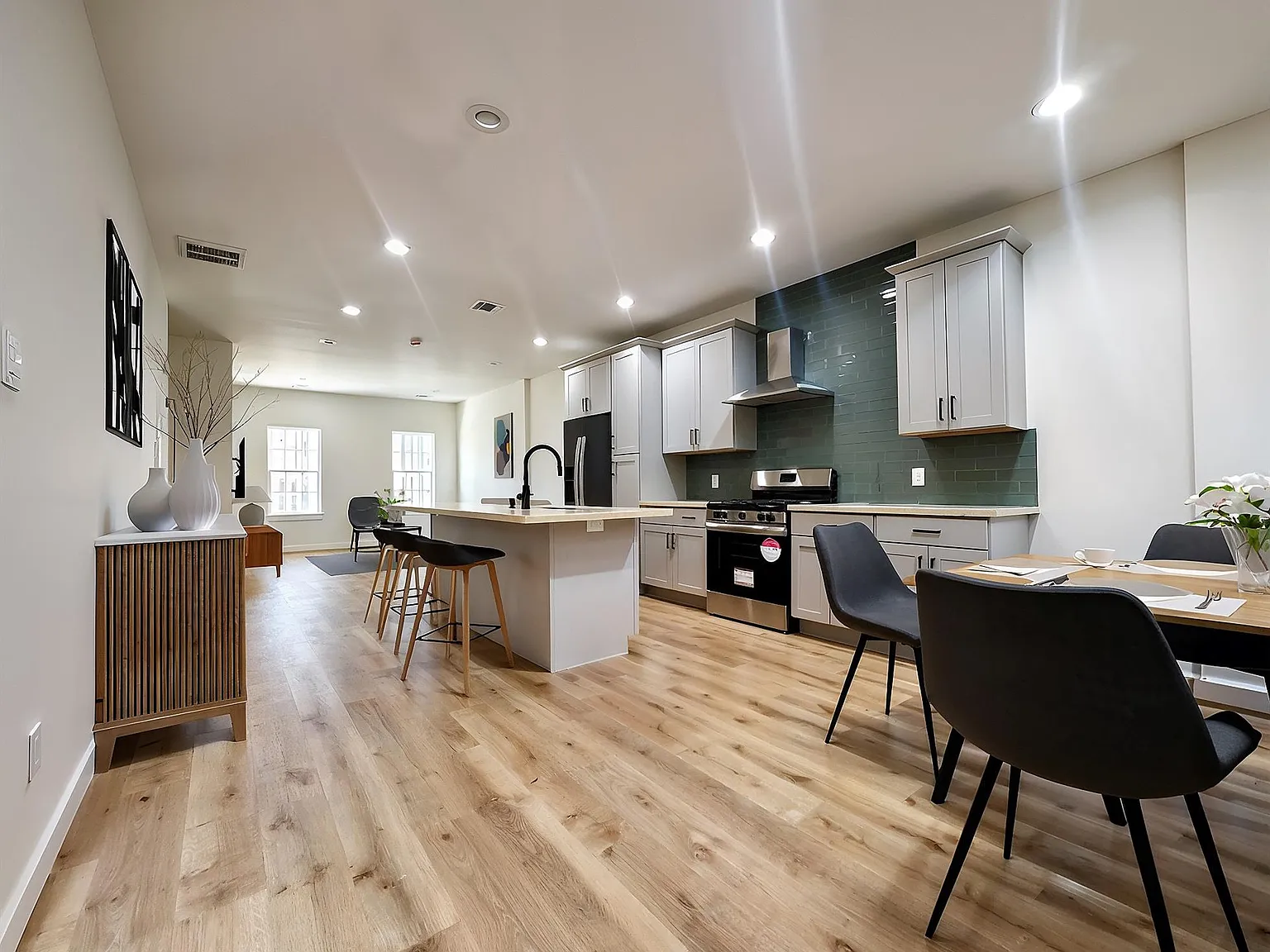 3 bed, 2.5 bath, 1650 sqft, $2,200 — Photo 3
