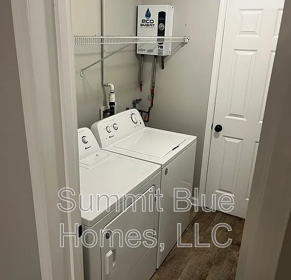 555 N Dupont Ave — Photo 9