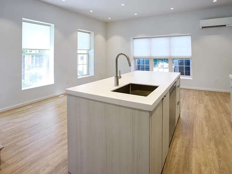 784 Farmington Ave — Photo 11