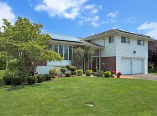 12 S Oaks Blvd, Plainview, NY 11803