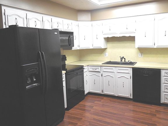 Kitchen with Plenty of Cabinets/Counter Tops