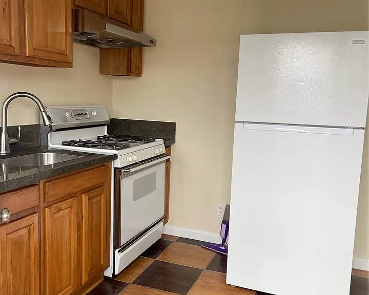 2843 Esmond Ave — Photo 2