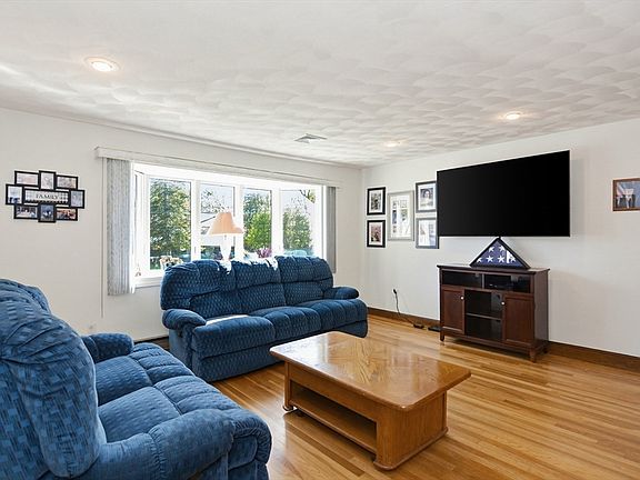 4th image of 37 Cresthaven Dr